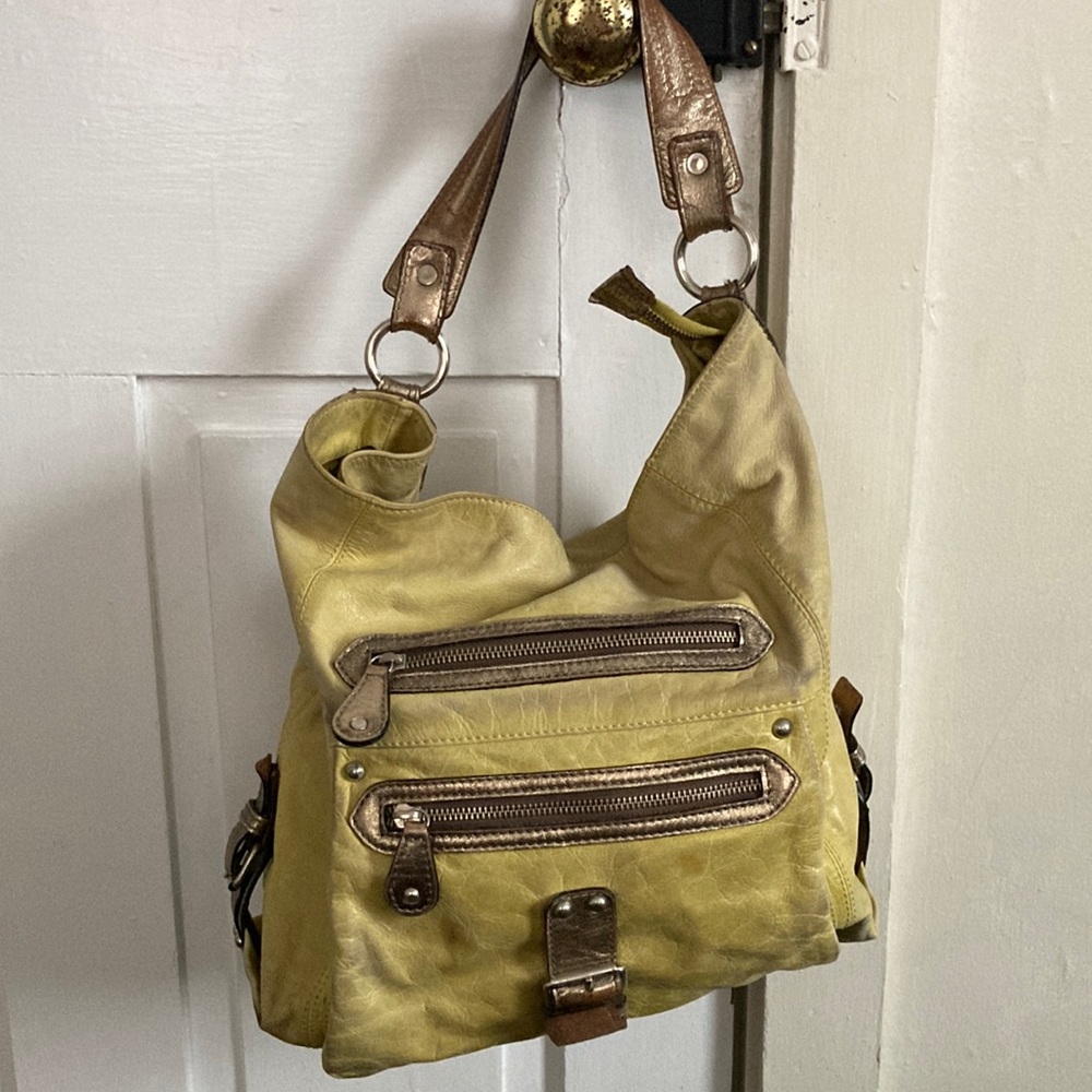 Tano genuine leather medium sized shoulder satchel. Lots of compartments